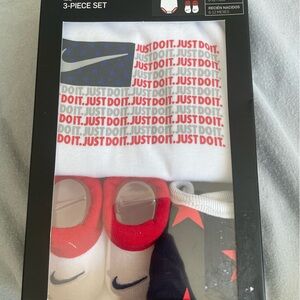 Nike bodysuitt bib sock bundle 6-12 months